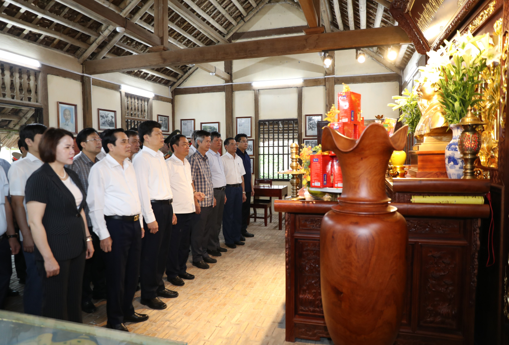   To offer incenses to commemorate President Ho Chi Minh